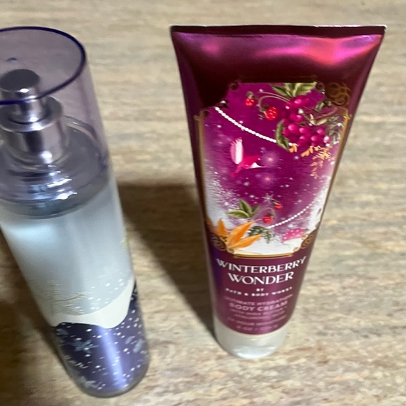 Bath & Body Works Discontinued Winterberry Wonder Body Care Duo - Picture 5 of 9